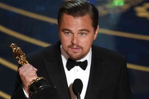 Leonardo DiCaprio: Μεταμφιεσμένος με το... χαρέμι του στη Μύκονο (video)