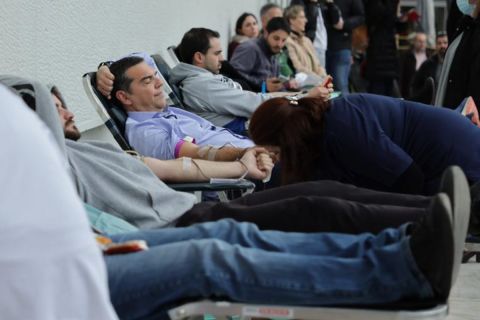 Ο Αλέξης Τσίπρας δίνει αίμα στο νοσοκομείο Λάρισας