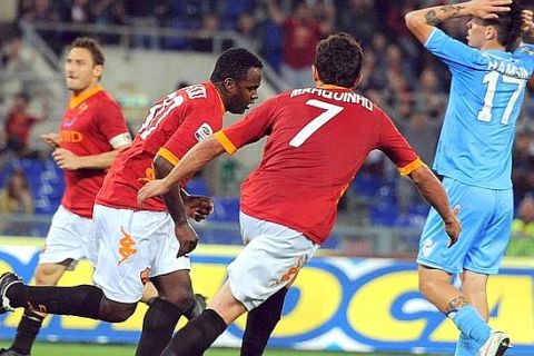 AS Roma's Brazilian Fabio Henrique Simplicio (L) celebrates with his teammates after scoring the 2-2 during the Serie A soccer match between AS Roma and SSC Napoli at the Olimpico stadium in Rome, Italy, 28 April 2012.  ANSA/ETTORE FERRARI