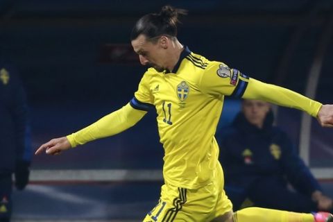 Ο Ζλάταν Ιμπραχίμοβιτς σουτάρει στην αναμέτρηση της Σουηδίας με το Κόσοβο για τα προκριματικά του Παγκοσμίου Κυπέλλου.