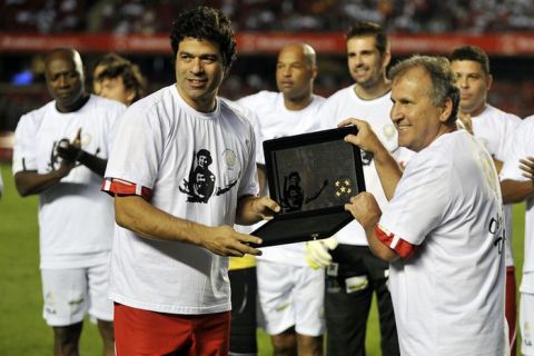 Former Brazilian footballer Rai (brother of Socrates) receives from Zico (L) a homage for late footballer Socrates, before the start of a charity football match organized by former Brazilian national team player Zico, at Morumbi stadium in Sao Paulo, Brazil, on December 28, 2011. AFP PHOTO / Nelson ALMEIDA (Photo credit should read NELSON ALMEIDA/AFP/Getty Images)