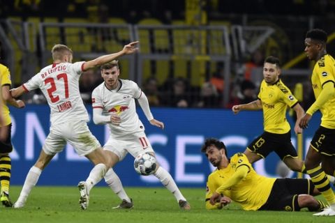 Leipzig's Konrad Laimer, Leipzig's Timo Werner and Dortmund's Mats Hummels, from left, challenge for the ball during the German Bundesliga soccer match between Borussia Dortmund and RB Leipzig in Dortmund, Germany, Tuesday, Dec. 17, 2019. (AP Photo/Martin Meissner)