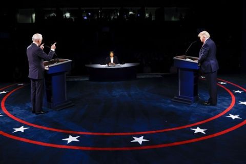 Ο Ντόναλντ Τραμπ και ο Τζο Μπάιντεν κατά τη διάρκεια του debate. 