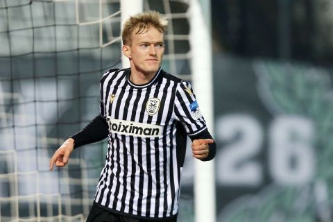 Ο Κάρολ Σβιντέρσκι πανηγυρίζει γκολ του με τον ΠΑΟΚ στην Super League Interwetten