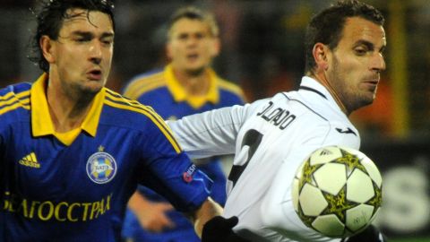 Valencia's Roberto Soldado (R) vies with BATE Borisov's Egor Filipenko (L) during their Champions League Group F football match in Minsk, on October 23, 2012. AFP PHOTO / VIKTOR DRACHEV        (Photo credit should read VIKTOR DRACHEV/AFP/Getty Images)