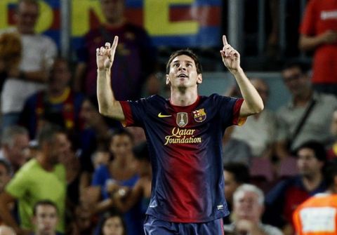 Barcelona's Lionel Messi celebrates his second goal against Real Sociedad during their Spanish first division soccer match at Camp Nou stadium in Barcelona August 19, 2012.     REUTERS/Gustau Nacarino(SPAIN - Tags: SPORT SOCCER)