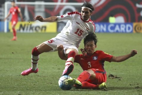 South Korea's Kim Jin-su, right, fights for the ball with Syria's Alaa Al Shbbli during a 2018 Russia World Cup qualifying soccer match between South Korea and Syria at Seoul World Cup Stadium in Seoul, South Korea, Tuesday, March 28, 2017. (AP Photo/Lee Jin-man)