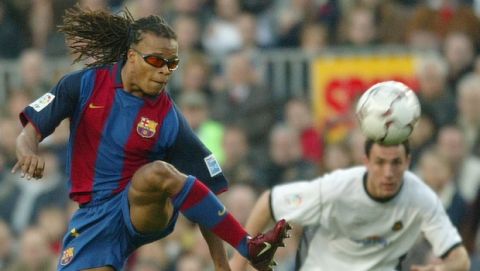 Barcelona's Dutch player Edgar Davids, left, tries to controls the ball while Mallorca's Ivan Ramis looks on during their Spanish league soccer match in Barcelona, Spain, Sunday, March 7, 2004. (AP Photo/Bernat Armangue)