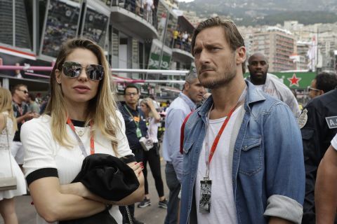 Ο Φραντσέσκο Τότι και η Ίλαρι Μπλάζι στο Πριγκιπάτο του Μονακό κατά τη διάρκεια αγώνα της Formula 1 | 27 Μαΐου 2018