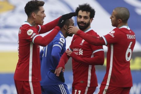O Μοχάμεντ Σαλάχ πανηγυρίζει με τη φανέλα της Λίβερπουλ γκολ του κόντρα στην Λέστερ για την Premier League