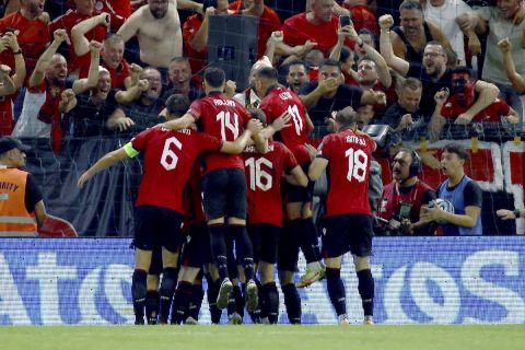 Οι παίκτες της εθνικής Αλβανίας πανηγυρίζουν γκολ σε ματς των προκριματικών του Euro κόντρα στην Πολωνία | 10 Σεπτεμβρίου 2023