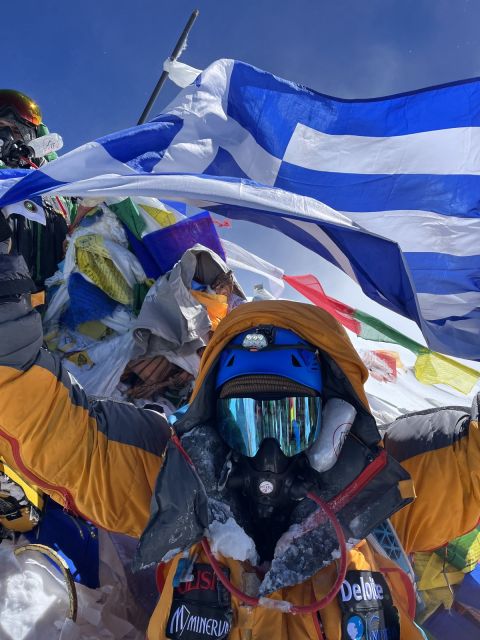 Ο Μάριος Γιαννάκου κρατάει ψηλά την ελληνική σημαία στην κορυφή του Έβερεστ