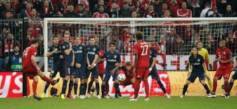 "MUNICH, GERMANY - MAY 03:  Xabi Alonso of Bayern Munich (14) scores their first goal from a free kick during UEFA Champions League semi final second leg match between FC Bayern Muenchen and Club Atletico de Madrid at Allianz Arena on May 3, 2016 in Munich, Germany.  (Photo by Adam Pretty/Bongarts/Getty Images)"