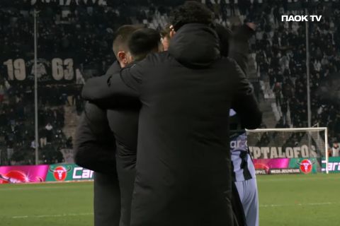 Οι αγκαλιές του Σβαμπ με τους συμπαίκτες στον ΠΑΟΚ μετά το 1-0 κόντρα στο Βόλο