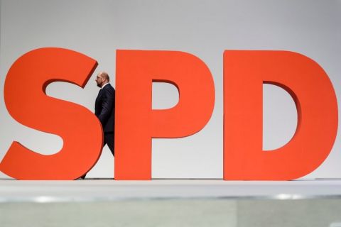 TOPSHOT - European Parliament President Martin Schulz walks past a giant SPD sign at the annual federal congress of the German Social Democratic Party (SPD) in Berlin on December 12, 2015. AFP PHOTO / CLEMENS BILAN / AFP / CLEMENS BILAN