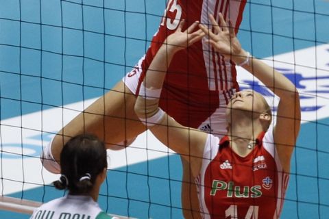 Poland's Katarzyna Gajgal, left, spikes the ball tossed by Joanna Wolosz against Algeria during their first round match of the FIVB Women's World Championships in Tokyo,  Wednesday, Nov. 3, 2010. Poland won the match 25-17, 25-16, 25-12. (AP Photo/Shizuo Kambayashi)