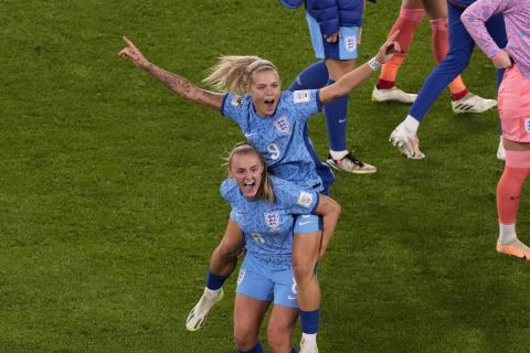 Η Ρέιτσελ Ντέιλι κι η Τζόρτζια Στάνγουεϊ της Αγγλίας πανηγυρίζουν την πρόκριση στον τελικό του Παγκοσμίου Κυπέλλου 2023 εις βάρος της Αυστραλίας στο "Στέιντιουμ Οστρέλια", Σίδνεϊ | Τετάρτη 16 Αυγούστου 2023