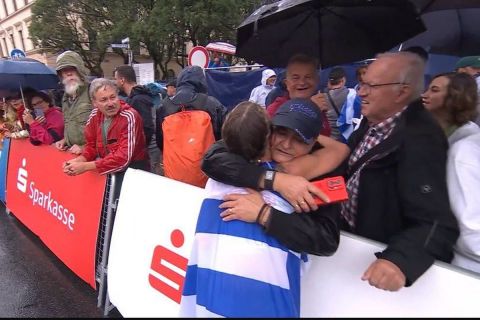 Οι Αντιγόνη Ντρισμπιώτη πανηγυρίζει με συμπατριώτες το χρυσό μετάλλιο στα 20 χλμ. βάδην στο ευρωπαϊκό πρωτάθλημα του Μονάχου