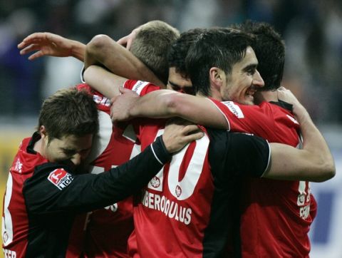 Frankfurt's Nikos Liberopoulos, right, and his team mates celebrate during a German first division Bundesliga soccer  match between Eintracht Frankfurt and Hanover 96 in Frankfurt, central Germany, Saturday, Nov.22 , 2008. **Eds note: German spelling of Hanover is Hannover.** (AP Photo/Michael Probst)** NO MOBILE USE UNTIL 2 HOURS AFTER THE MATCH, WEBSITE USERS ARE OBLIGED TO COMPLY WITH DFL-RESTRICTIONS, SEE INSTRUCTIONS FOR DETAILS **