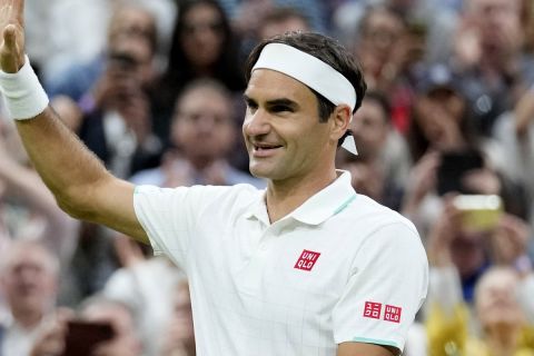 Ο Ρότζερ Φέντερερ πανηγυρίζει τη νίκη επί του Λορέντσο Σονέγκο και την πρόκριση στους "8" του Wimbledon (5 Ιουλίου 2021)