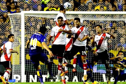 Boca Juniors' Juan Roman Riquelme (10) shoots a free kick to score against River Plate during an Argentine league soccer match in Buenos Aires, Argentina, Sunday, March 30, 2014. (AP Photo/Victor R. Caivano)