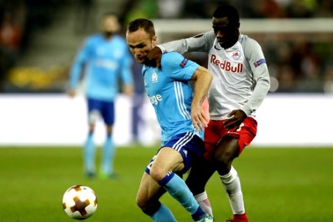 Salzburg's Diadie Samassekou, right, and Marseille's Valere Germain challenge for the ball during the Europa League semifinal second leg soccer match between FC Salzburg and Olympique Marseille in Salzburg, Austria, Thursday, May 3, 2018. (AP Photo/Matthias Schrader)