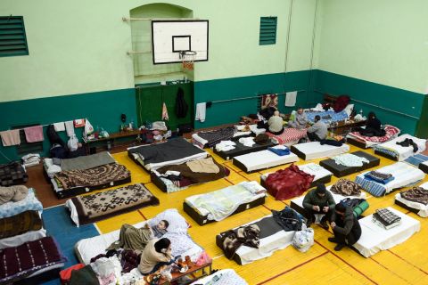Πρόσφυγες ξεκουράζονται σε γυμναστήριο του Εθνικού Πολυτεχνείου του Λιβ | 10 Μαρτίου 2022