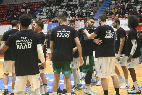 Οι μπασκετμπολίστες της Λάρισας και του Παναθηναϊκού με μπλουζάκια στη μνήμη του 19χρονου οπαδού Άλκη Καμπανού που δολοφονήθηκε στη Θεσσαλονίκη
