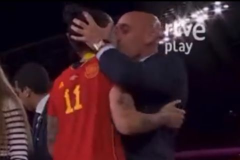 Ο πρόεδρος της ισπανικής ποδοσφαιρικής ομοσπονδίας, Λουίς Ρουμπιάλες, φιλάει την Τζένι Ερμόσο