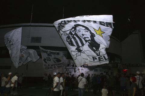 Οπαδοί έξω από το γήπεδο της Σάντος με σημαίες που έχουν πάνω τους τον Πελέ