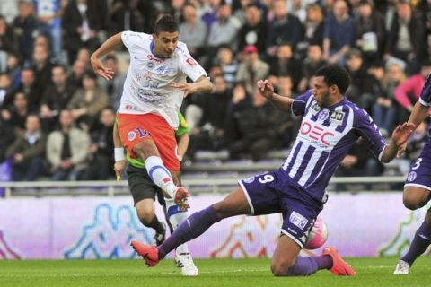 Montpellier's Younes Belhanda (L) challenges Toulouse's Etienne Capoue to score on goal during their French Ligue 1 soccer match at the Stadium in Toulouse April 27, 2012.  REUTERS/Bruno Martin (FRANCE - Tags: SPORT SOCCER)