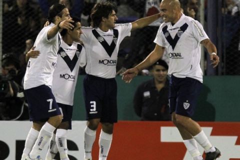 Argentina's Velez Sarsfield players celebrate their team's goal against Chile's Union Espanola during their Copa Libertadores soccer match in Buenos Aires March 24, 2011. REUTERS/Enrique Marcarian(ARGENTINA - Tags: SPORT SOCCER)