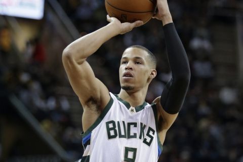 Milwaukee Bucks' Jared Cunningham shoots against the Cleveland Cavaliers in the second half of an NBA basketball game Wednesday, March 23, 2016, in Cleveland. (AP Photo/Tony Dejak)