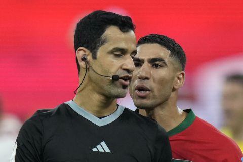 Ο Ασράφ Χακιμί του Μαρόκου διαμαρτύρεται στον διαιτητή Αμπντουλραχμάν αλ Τζασίμ στον αγώνα κόντρα στην Κροατία για το μικρό τελικό του Παγκοσμίου Κυπέλλου 2022 στο "Καλίφα", Ντόχα | Σάββατο 17 Δεκεμβρίου 2022