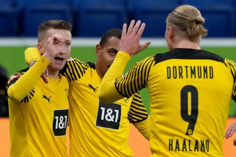 Οι παίκτες της Ντόρτμουντ πανηγυρίζουν γκολ που σημείωσαν κόντρα στη Χόφενχαϊμ για την Bundesliga 2021-2022 στην "Πρεζέρο Αρένα", Ζίνσχαϊμ | Σάββατο 22 Ιανουαρίου 2022