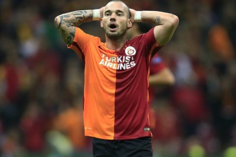 Galatasaray's Wesley Sneijder, reacts after a missing attack against Benfica during Champions League Group C soccer match between Galatasaray and Benfica at Turk Telekom Arena Stadium in Istanbul, Turkey, Wednesday, Oct. 21, 2015. Galatasaray won 2-1.(AP Photo/Lefteris Pitarakis)