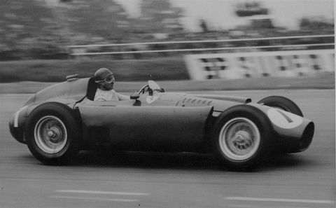 Ο Χουάν Μανουέλ Φάντζιο με το μονοθέσιο της Ferrari