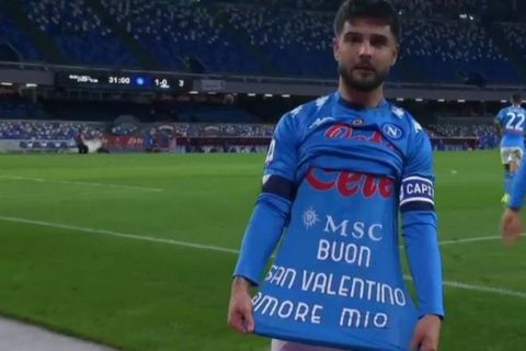 Ο Λορέντσο Ινσίνιε πανηγυρίζει γκολ του με την Νάπολι κόντρα στην Γιουβέντους