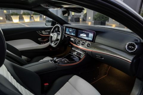 Mercedes-Benz E-Klasse Coupé; 2016; Interieur: Leder Nappa weiß/schwarz, Zierelemente Metallstruktur 

Mercedes-Benz E-Class Coupé; 2016; interior: Nappa leather White/black, metal-weave trim 