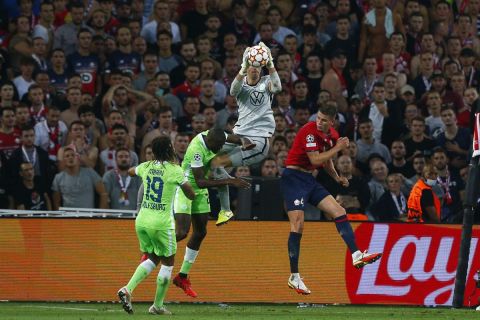 Ο τερματοφύλακας της Βόλφσμπουργκ Κουν Καστέιλς μπλοκάρει την μπάλα στον αγώνα με τη Λιλ για το Champions League
