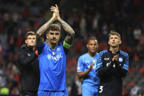Napoli's Giovanni Di Lorenzo applauds fans at the end of the Champions League group C soccer match between SC Braga and SCC Napoli at the Municipal stadium in Braga, Portugal, Wednesday, Sept. 20, 2023. (AP Photo/Luis Vieira)