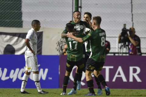 Οι παίκτες της Μπάνφιλντ πανηγυρίζουν γκολ κόντρα στη Σάντος στο Copa Sudamericana