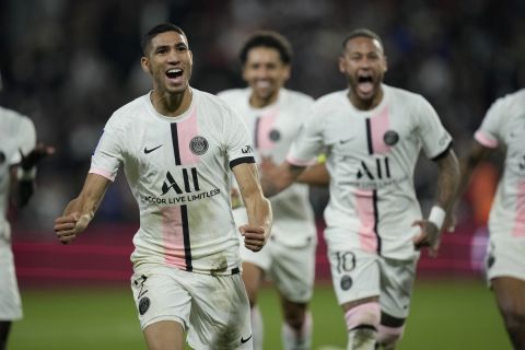 Ο Ασράφ Χακίμι πανηγυρίζει γκολ του με τη φανέλα της Παρί Σεν Ζερμέν σε ματς πρωταθλήματος με την Μετς | 22 Σεπτεμβρίου 2021
