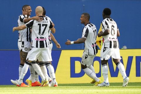 Οι παίκτες της Ουντινέζε πανηγυρίζουν γκολ που σημείωσαν κόντρα στη Μίλαν για τη Serie A 2022-2023 στο "Φρίουλι", Ούντινε | Σάββατο 13 Αυγούστου 2022