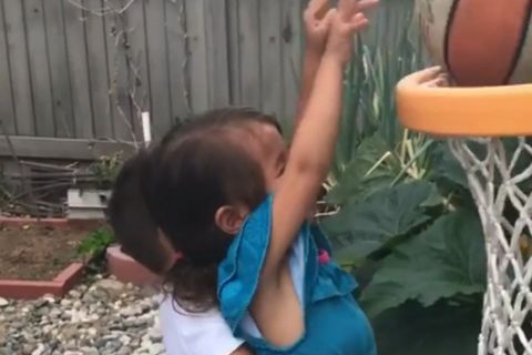Αγοράκι βοηθάει τη μικρότερη αδελφή του να βάλει καλάθι και γίνεται παγκόσμιο viral!