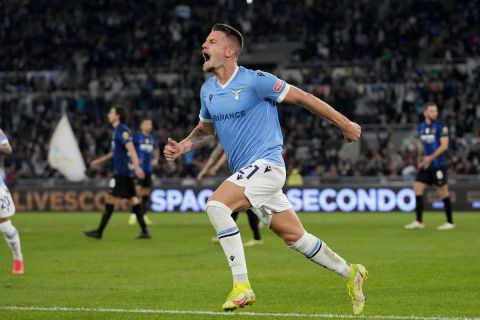 Ο Σεργκέι Μιλίνκοβιτς-Σάβιτς πανηγυρίζει γκολ της Λάτσιο κόντρα στην Ίντερ σε ματς της Serie A | 16 Οκτωβρίου 2021