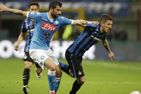 Inter Milans Stevan Jovetic, right, challenges for the ball with Napolis Raul Albiol during the Serie A soccer match between Inter Milan and Napoli at the San Siro stadium in Milan, Italy, Saturday, April 16, 2016. (AP Photo/Antonio Calanni)