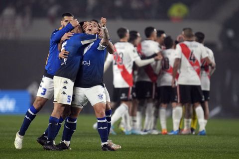 Οι παίκτες της Βελές πανηγυρίζουν πρόκριση στα προημιτελικά του Copa Libertadores απέναντι στη Ρίβερ Πλέιτ