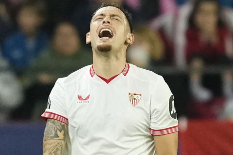 Sevilla's Lucas Ocampos shouts after receiving a red card by the referee during the Champions League Group B soccer match between Sevilla and PSV at the Ramon Sanchez-Pizjuan stadium in Seville, Spain, Wednesday, Nov.29, 2023. (AP Photo/Jose Breton)