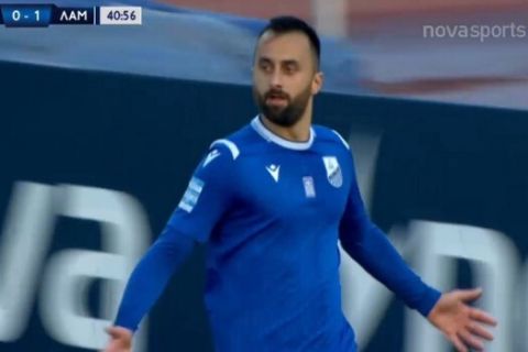 Ο Αραμπούλι πανηγυρίζει γκολ στο ΑΕΛ - Λαμία